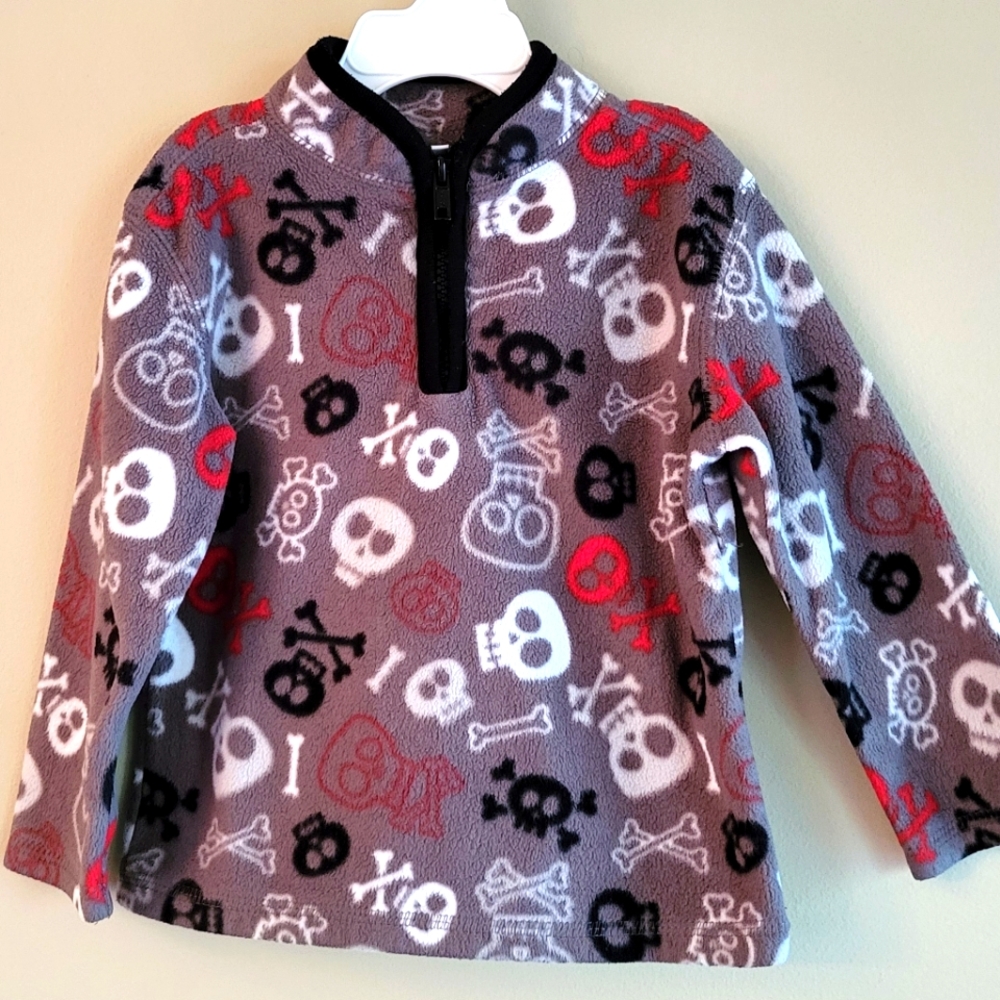Skull/Cross bone print grey pullover fleece